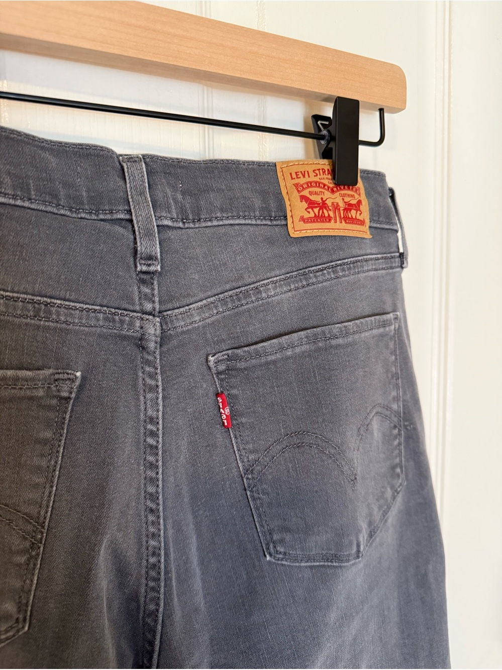 LEVI’S Classic Straight, Size 28
